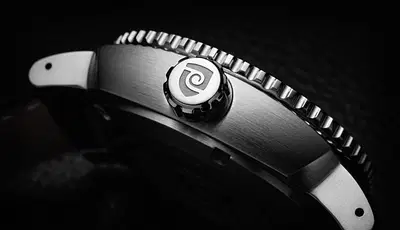 Magrette logo mark etched onto the timepiece crown